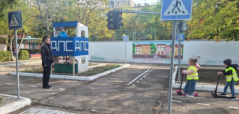 С воспитанниками евпаторийского детского сада проведено занятие в автогородке